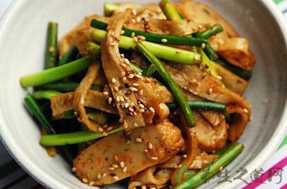 蒜苔炒鱼饼