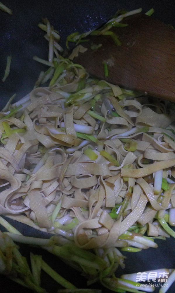 <a href=/shicai/shucai/JiuHuang/index.html target=_blank><u>韭黄</u></a>炒<a href=/shicai/mimian/DouPi/index.html target=_blank><u>豆皮</u></a>的做法