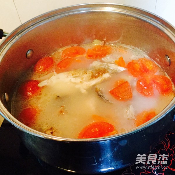 番茄<a href=/shicai/shuichanpin/YuYuTou/index.html target=_blank><u>鱼头</u></a>汤的做法