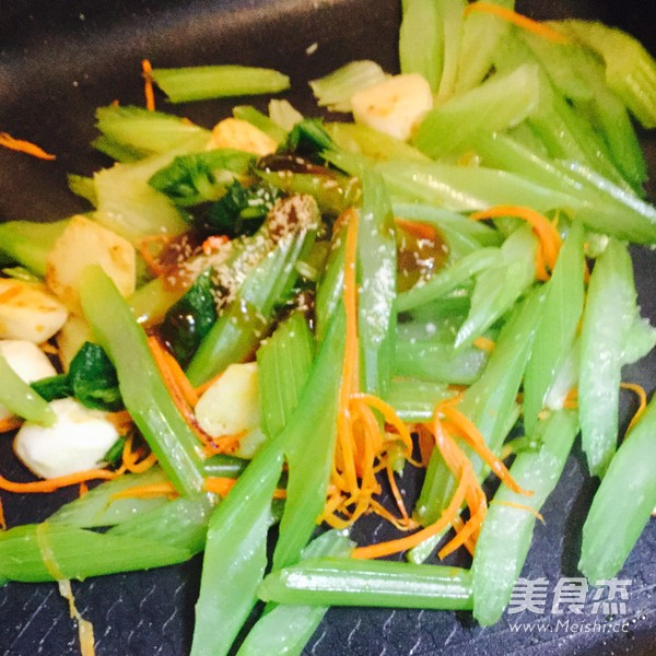 <a href=/shicai/shucai/XiQin/index.html target=_blank><u>西芹</u></a>炒<a href=/shicai/shuichanpin/YuWan/index.html target=_blank><u>鱼丸</u></a>的做法