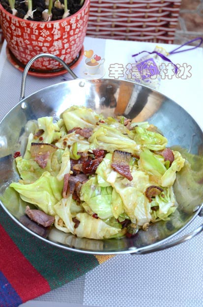 腊<a href=/shicai/mimian/XiangGan/index.html target=_blank><u>香干</u></a>锅手撕包菜