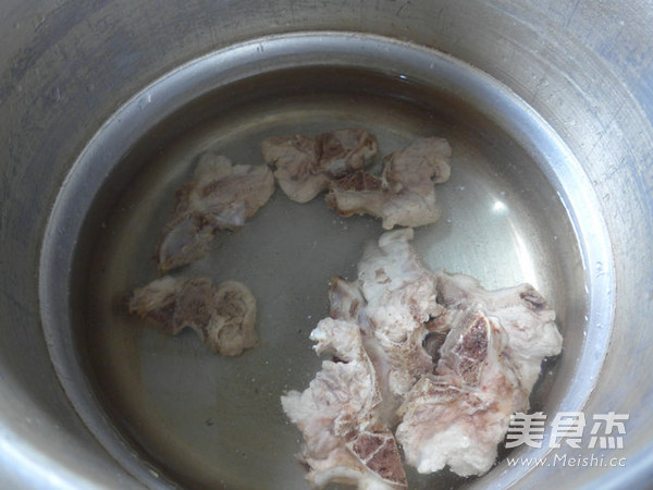 <a href=/shicai/shucai/XieWeiGu/index.html target=_blank><u>蟹味菇</u></a><a href=/shicai/shucai/BaiCai/index.html target=_blank><u>白菜</u></a><a href=/shicai/rouqin/LongGu/index.html target=_blank><u>龙骨</u></a>汤的做法