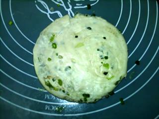 烫面椒盐<a href=/shicai/diaoweipin/CongYou/index.html target=_blank><u>葱油</u></a>饼