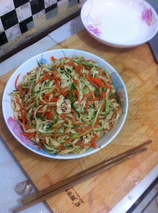 凉拌<a href=/shicai/mimian/DouFu/index.html target=_blank><u>豆腐</u></a>皮