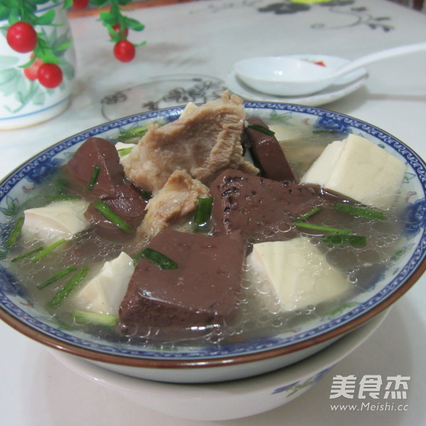 <a href=/shicai/rouqin/zhuXue/index.html target=_blank><u>猪<a href=/shicai/rouqin/Xue/index.html target=_blank><u>血</u></a></u></a><a href=/shicai/mimian/DouFu/index.html target=_blank><u>豆腐</u></a>猪骨汤的做法