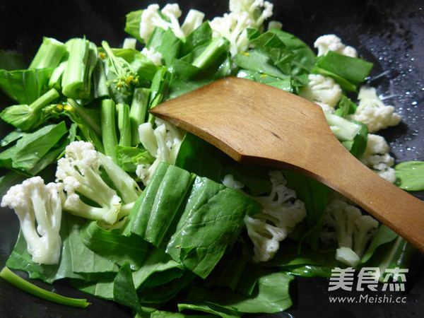 <a href=/shicai/shucai/YouCai/index.html target=_blank><u>油菜</u></a>蕻炒<a href=/shicai/shucai/HuaCai/index.html target=_blank><u>花菜</u></a>的做法