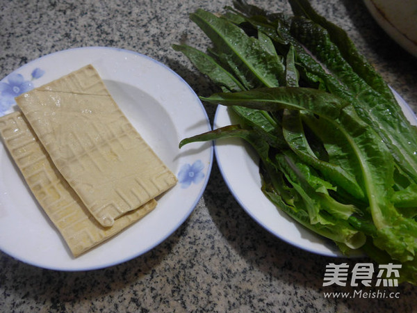 <a href=/shicai/shucai/WoSun/index.html target=_blank><u>莴笋</u></a>叶炒<a href=/shicai/mimian/DouFu/index.html target=_blank><u>豆腐</u></a>干的做法