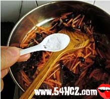 炒金针菇的做法5