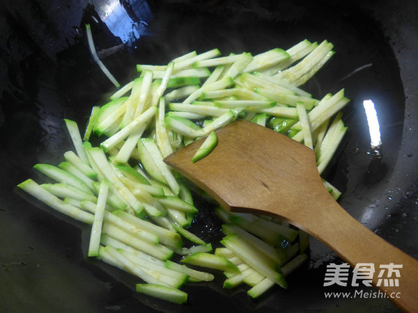 <a href=/shicai/mimian/FuZhu/index.html target=_blank><u>腐竹</u></a>绿<a href=/shicai/shucai/DouYa/index.html target=_blank><u>豆芽</u></a>炒<a href=/shicai/shucai/XiHuLu/index.html target=_blank><u>西葫芦</u></a>的做法