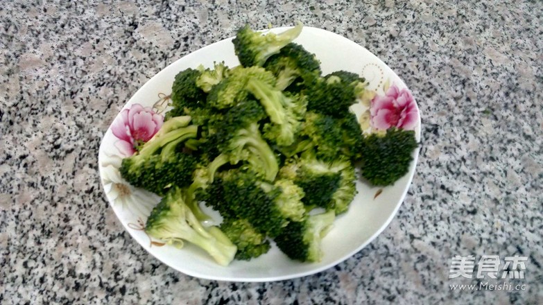 肉炒<a href=/shicai/shucai/XiLanHua/index.html target=_blank><u>西兰花</u></a>的做法