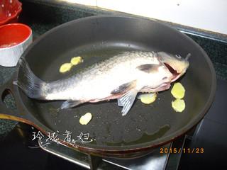 <a href=/shicai/shuichanpin/JiYu/index.html target=_blank><u>鲫鱼</u></a><a href=/shicai/shucai/LuoBo/index.html target=_blank><u>萝卜</u></a>汤