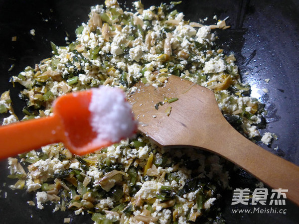 <a href=/shicai/shucai/HuangHuaCai/index.html target=_blank><u>黄<a href=/shicai/shucai/HuaCai/index.html target=_blank><u>花菜</u></a></u></a>雪菜炒老<a href=/shicai/mimian/DouFu/index.html target=_blank><u>豆腐</u></a>的做法