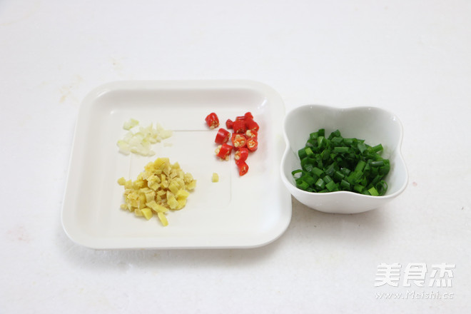 手撕<a href=/shicai/shucai/XingBaoGu/index.html target=_blank><u><a href=/shicai/guopin/Xing/index.html target=_blank><u>杏</u></a>鲍菇</u></a>的做法