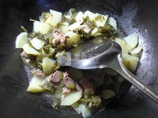 <a href=/shicai/rouqin/JiZhen/index.html target=_blank><u>鸡胗</u></a>雪菜炒<a href=/shicai/shucai/TuDou/index.html target=_blank><u>土豆</u></a>