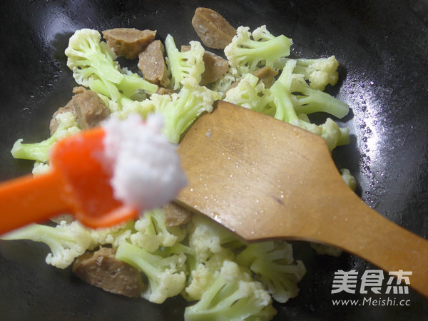 <a href=/shicai/rouqin/NiuJin/index.html target=_blank><u>牛筋</u></a>丸炒<a href=/shicai/shucai/HuaCai/index.html target=_blank><u>花菜</u></a>的做法