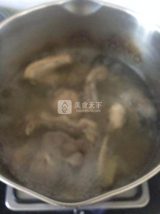 <a href=/shicai/shucai/LianOu/index.html target=_blank><u>莲<a href=/shicai/shucai/Ou/index.html target=_blank><u>藕</u></a></u></a><a href=/shicai/shucai/HuLuoBo/index.html target=_blank><u>胡<a href=/shicai/shucai/LuoBo/index.html target=_blank><u>萝卜</u></a></u></a>鸡汤