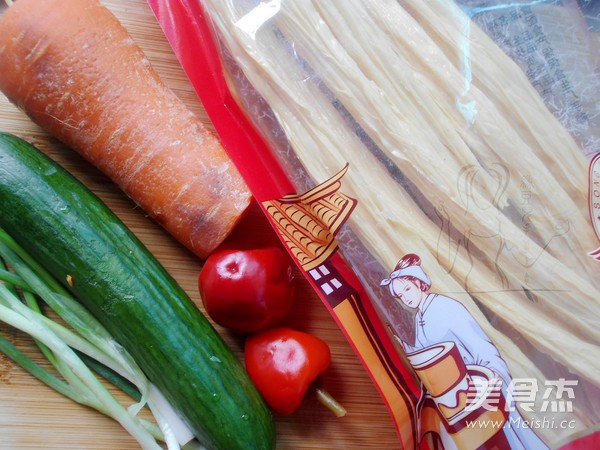 凉拌<a href=/shicai/mimian/FuZhu/index.html target=_blank><u>腐竹</u></a>的做法