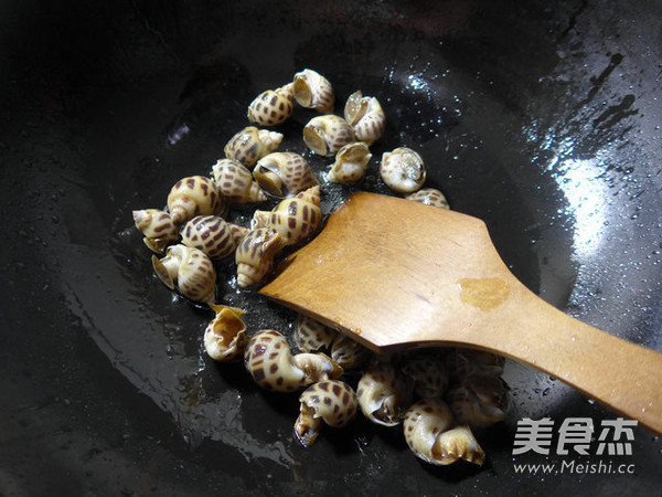 咸味虾花螺<a href=/shicai/mimian/DouFu/index.html target=_blank><u>豆腐</u></a>汤的做法