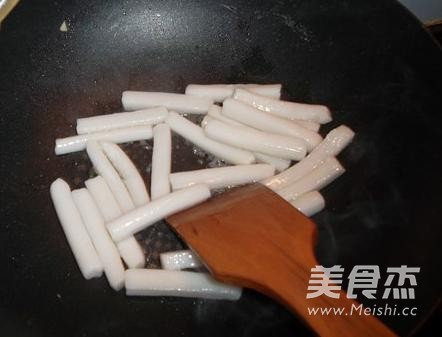 炒<a href=/shicai/mimian/NianGao/index.html target=_blank><u>年糕</u></a>的做法