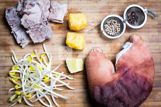 胡椒<a href=/shicai/rouqin/ZhuDu/index.html target=_blank><u>猪肚</u></a>豆<a href=/shicai/shucai/YaCai/index.html target=_blank><u>芽菜</u></a>汤