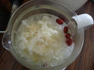 <a href=/shicai/shucai/YinEr/index.html target=_blank><u>银耳</u></a><a href=/shicai/rouqin/AnChun/index.html target=_blank><u>鹌鹑</u></a>蛋