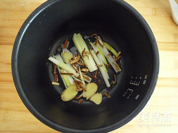 陈皮豉油<a href=/shicai/rouqin/JiTui/index.html target=_blank><u>鸡腿</u></a>(电饭锅版)的做法