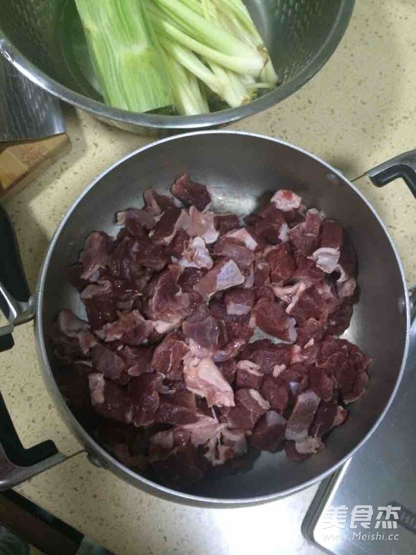 香笋烧<a href=/shicai/rouqin/NiuRou/index.html target=_blank><u>牛肉</u></a>的做法