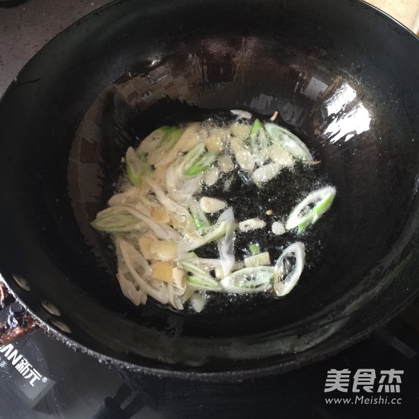 <a href=/shicai/shuichanpin/YouYu/index.html target=_blank><u>鱿鱼</u></a>炒面的做法