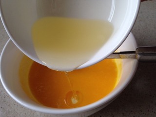 <a href=/shicai/guopin/XingRen/index.html target=_blank><u><a href=/shicai/guopin/Xing/index.html target=_blank><u>杏</u></a>仁</u></a><a href=/shicai/diaoweipin/FengMi/index.html target=_blank><u>蜂蜜</u></a><a href=zt/qifengdg target=_blank><u>戚风蛋糕</u></a>