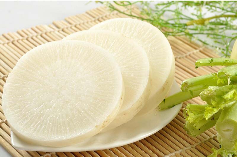 白<a href=/shicai/shucai/LuoBo/index.html target=_blank><u>萝卜</u></a>汤的做法2