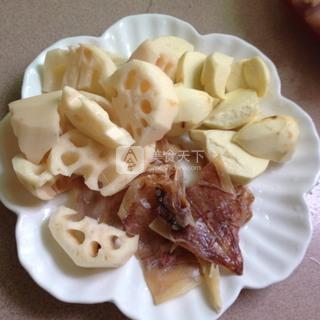 <a href=/shicai/shuichanpin/YouYu/index.html target=_blank><u>鱿鱼</u></a>茨菰<a href=/shicai/shucai/LianOu/index.html target=_blank><u>莲<a href=/shicai/shucai/Ou/index.html target=_blank><u>藕</u></a></u></a>骨头汤