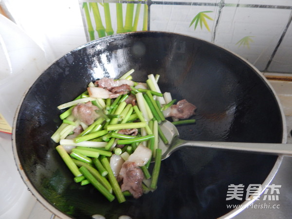 香辣<a href=/shicai/shucai/TuDou/index.html target=_blank><u>土豆</u></a>蒜苔炒肉的做法