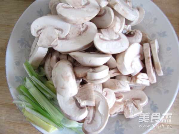 清炒<a href=/shicai/shucai/CaoGu/index.html target=_blank><u>草菇</u></a>的做法