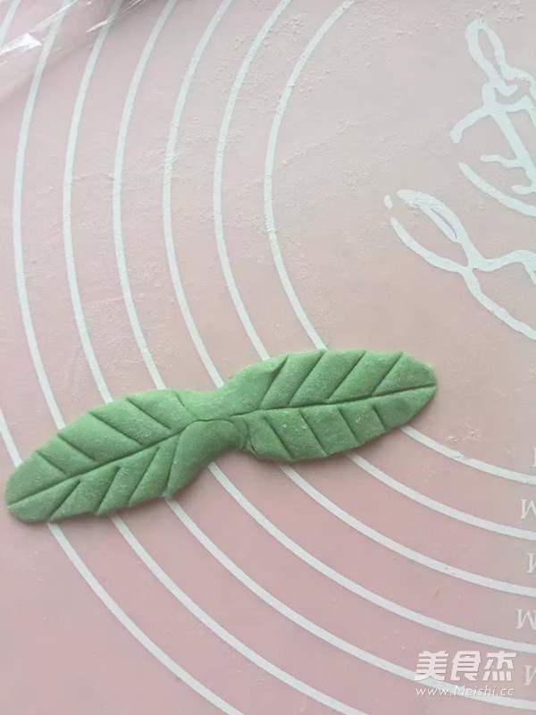 萌哒哒~寿<a href=/shicai/guopin/Tao/index.html target=_blank><u>桃</u></a>馒头的做法