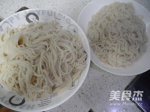 <a href=/shicai/diaoweipin/CongYou/index.html target=_blank><u>葱油</u></a>拌面的做法
