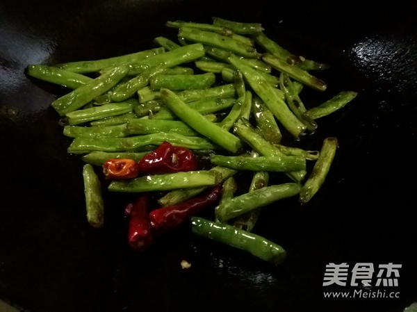 干煸<a href=/shicai/shucai/SiJiDou/index.html target=_blank><u>四季豆</u></a>的做法