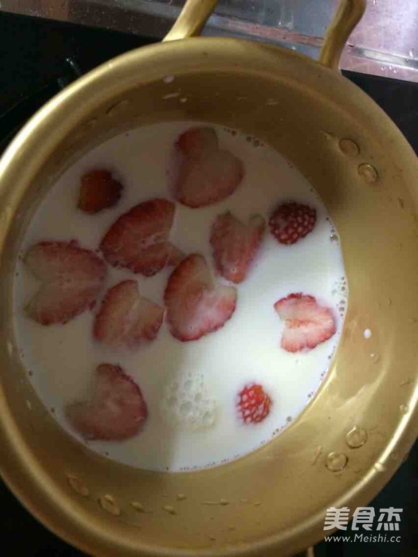 <a href=/shicai/guopin/CaoMei/index.html target=_blank><u>草莓</u></a><a href=/shicai/mimian/NiuNai/index.html target=_blank><u>牛奶</u></a>的做法