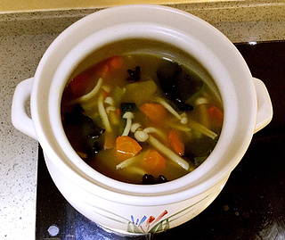 酸辣菌菇鲜蔬汤