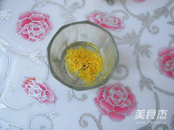 <a href=/shicai/shucai/JuHua/index.html target=_blank><u>菊花</u></a>雪<a href=/shicai/guopin/Li/index.html target=_blank><u>梨</u></a>茶的做法