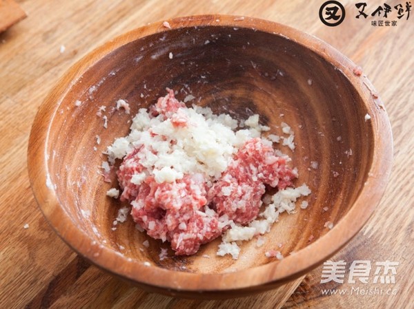 肉丸油<a href=/shicai/mimian/DouFu/index.html target=_blank><u>豆腐</u></a><a href=/shicai/mimian/FenSi/index.html target=_blank><u>粉丝</u></a>汤的做法