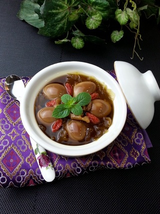 <a href=/shicai/rouqin/AnChun/index.html target=_blank><u>鹌鹑</u></a>蛋<a href=/shicai/guopin/GuiYuan/index.html target=_blank><u>桂圆</u></a><a href=/shicai/shucai/YinEr/index.html target=_blank><u>银耳</u></a>羹