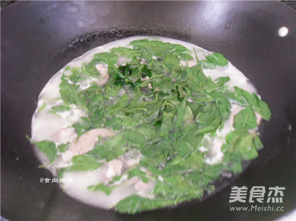 <a href=/shicai/guopin/GouQi/index.html target=_blank><u>枸杞</u></a>叶猪杂汤<a href=/shicai/mimian/HeFen/index.html target=_blank><u>河粉</u></a>的做法