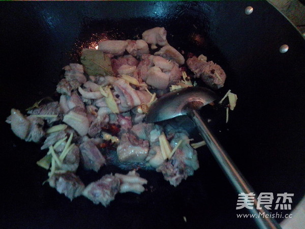 白<a href=/shicai/shucai/LuoBo/index.html target=_blank><u>萝卜</u></a>煲<a href=/shicai/rouqin/YaRou/index.html target=_blank><u>鸭肉</u></a>的做法