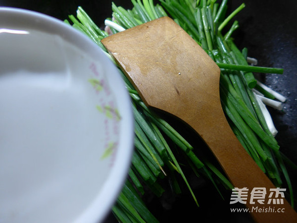 香葱烧<a href=/shicai/shuichanpin/NiuWa/index.html target=_blank><u>牛蛙</u></a>的做法