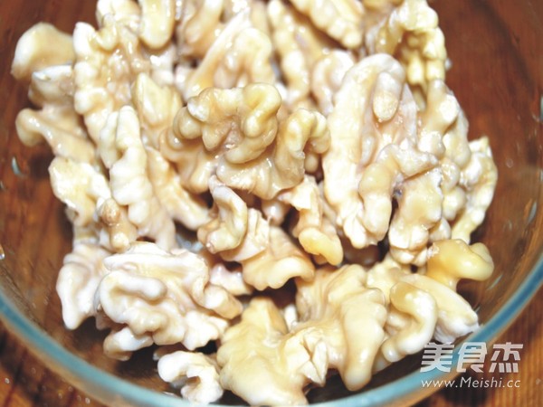 核<a href=/shicai/guopin/Tao/index.html target=_blank><u>桃</u></a>仁拌<a href=/shicai/shucai/MuEr/index.html target=_blank><u>木耳</u></a>的做法