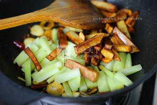 干锅香辣<a href=/shicai/shuichanpin/NiuWa/index.html target=_blank><u>牛蛙</u></a>