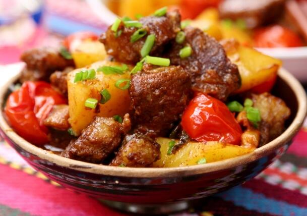 砂锅<a href=/shicai/shucai/TuDou/index.html target=_blank><u>土豆</u></a>烧<a href=/shicai/rouqin/NiuRou/index.html target=_blank><u>牛肉</u></a>怎么做?