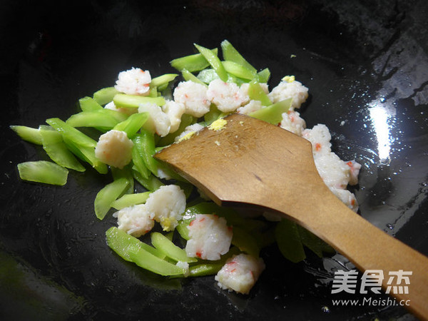 <a href=/shicai/shucai/WoSun/index.html target=_blank><u>莴笋</u></a>虾味球炒<a href=/shicai/rouqin/JiDan/index.html target=_blank><u>鸡蛋</u></a>的做法