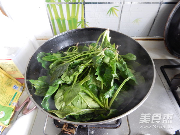 <a href=/shicai/shucai/BoCai/index.html target=_blank><u>菠菜</u></a><a href=/shicai/mimian/FenSi/index.html target=_blank><u>粉丝</u></a>盒的做法