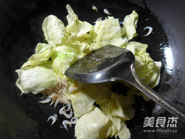 虾皮<a href=/shicai/shucai/YuanBaiCai/index.html target=_blank><u>圆<a href=/shicai/shucai/BaiCai/index.html target=_blank><u>白菜</u></a></u></a><a href=/shicai/mimian/YuMiMian/index.html target=_blank><u><a href=/shicai/mimian/YuMi/index.html target=_blank><u>玉米</u></a>面</u></a>疙瘩的做法